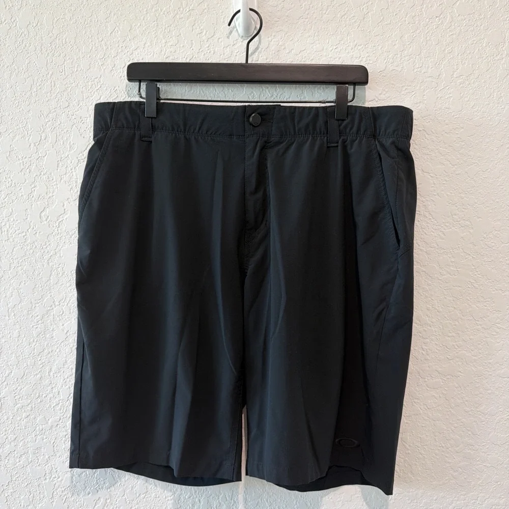Oakley Men's Regular Fit Black Shorts Size 38